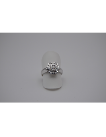 Anillo de oro blanco. Rosetón con diamantes, total 0,83 quilates
